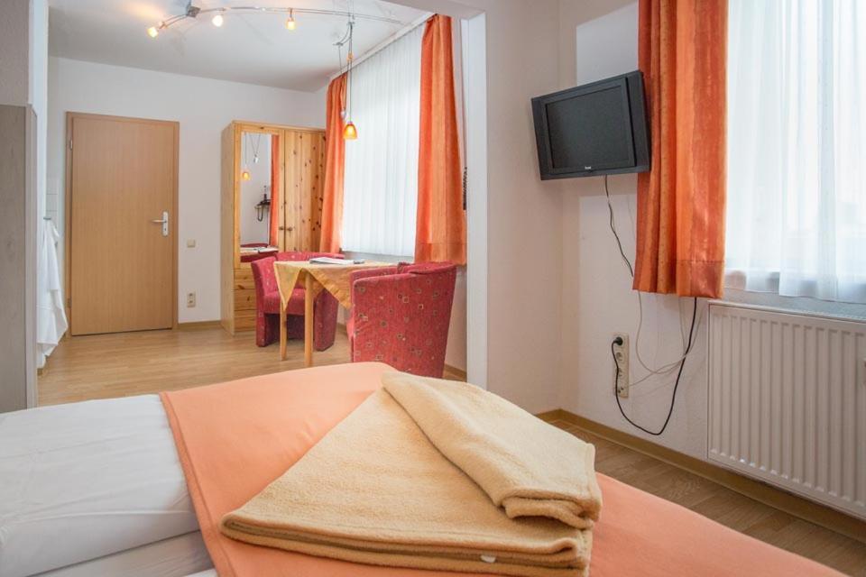 H& Gästezimmer Heinrich&Heinrich im Ostseeviertel jedes Zimmer mit Küchenzeilen - Parkplatz und 24h Check In Greifswald Exterior foto