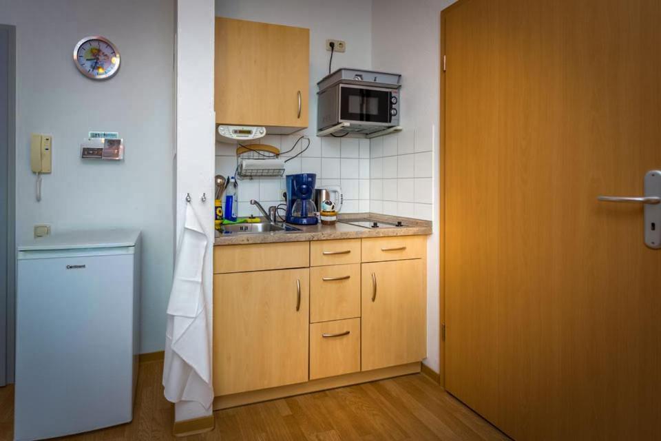 H& Gästezimmer Heinrich&Heinrich im Ostseeviertel jedes Zimmer mit Küchenzeilen - Parkplatz und 24h Check In Greifswald Exterior foto